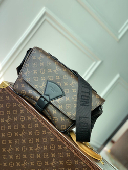 Louis Vuitton Montsouris Messenger Bag