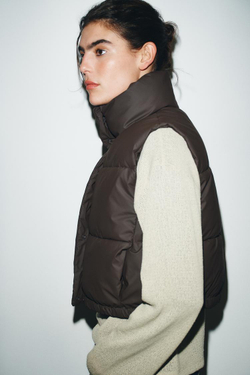 ZARA ПРОРЕЗИНЕННЫЙ СТЕГАНЫЙ ЖИЛЕТ, ТЕМНО-КОРИЧНЕВЫЙ