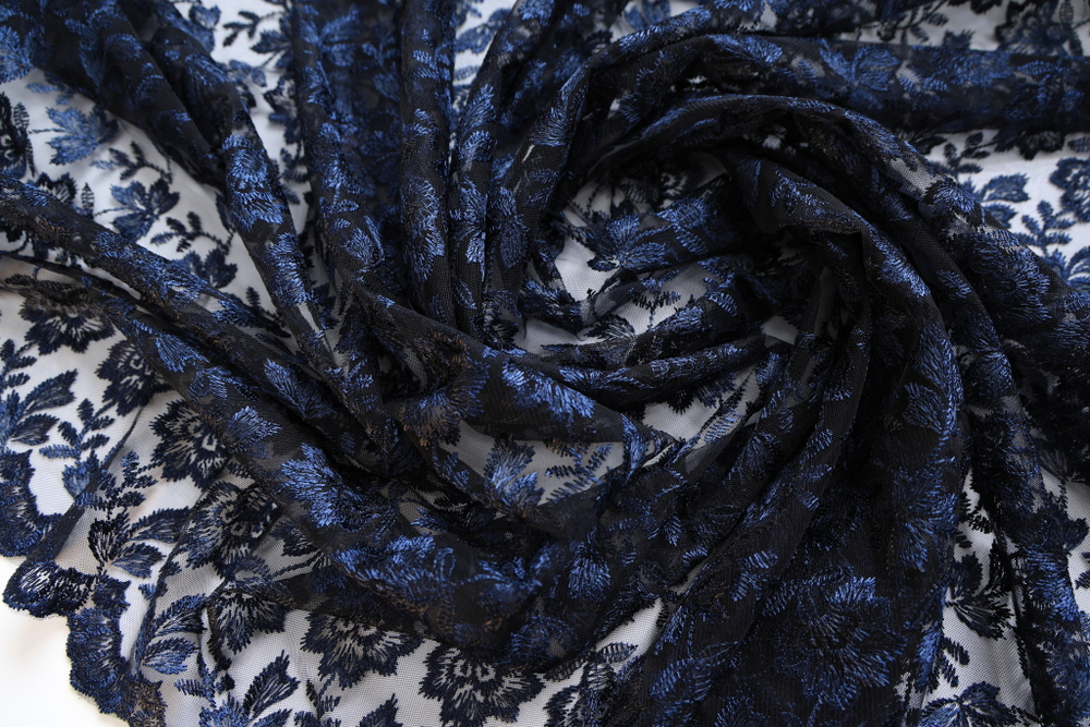 Вышивка на сетке темно-синяя