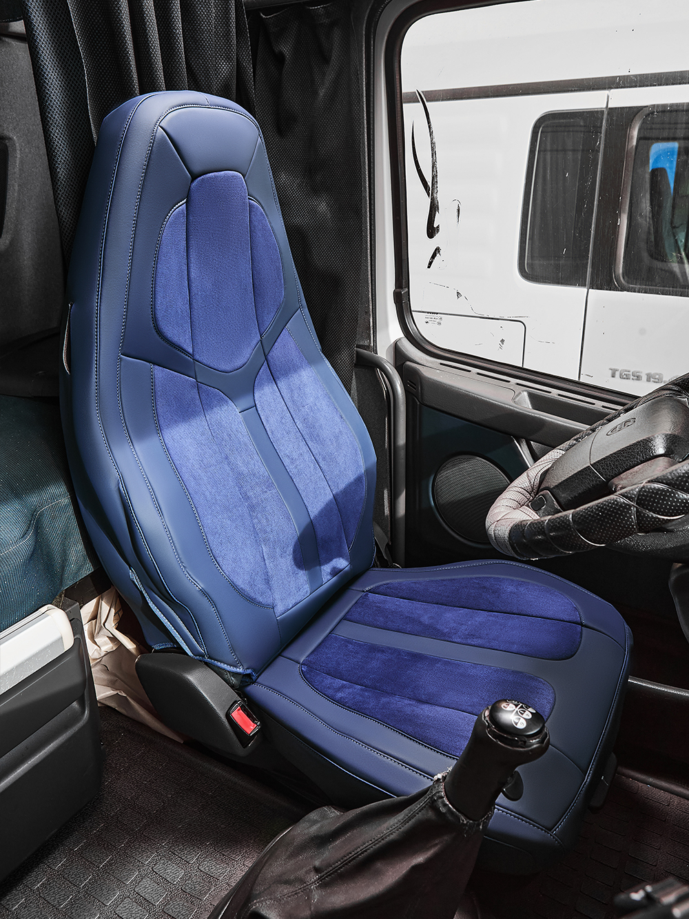 Чехлы Люкс VOLVO FH-13 после 2018 года: водитель от сиденья, пассажир от стойки кабины (один вырез под ремень) (экокожа, синий, синяя вставка)