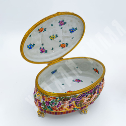 Фарфоровая шкатулка с гербом. Фарфор, ручная роспись. Италия, Каподимонте (Capodimonte). XIX в.