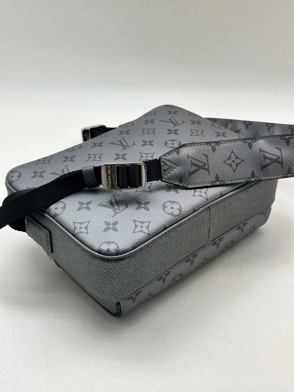 Сумка-мессенджер Louis Vuitton