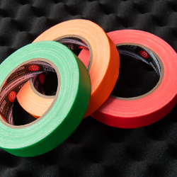 Профессиональный тейп 120mesh @trueGAFF 25мм/25м - Розовый Пинк (Светится в ультрафиолете) на тканевой основе  для киносъемок и сцен тип Gaffer Pro tape