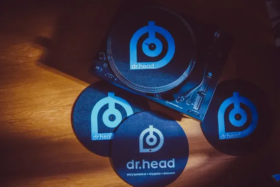 Dr.Head LP SlipMat Big Logo Black