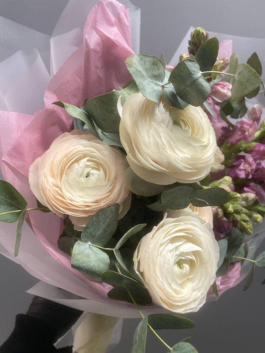 Букет из ранункулюсов и антирринума с эвкалиптом