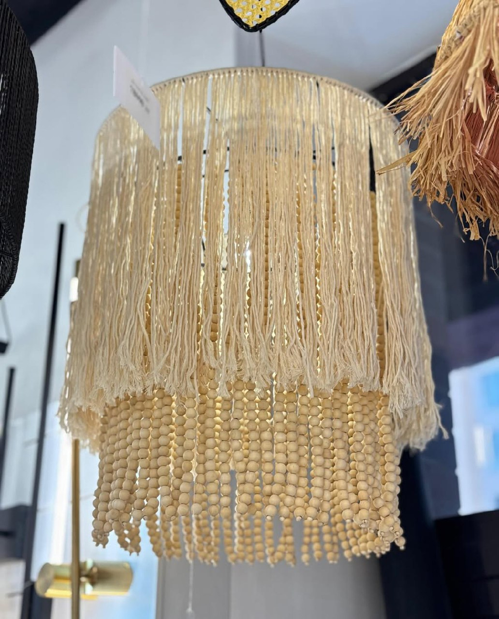 Подвесная люстра в натуральном стиле с многоярусной бахромой.