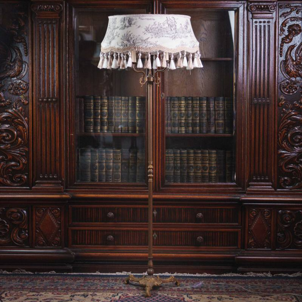 Напольный торшер в классическом стиле с тканевым абажуром и бахромой