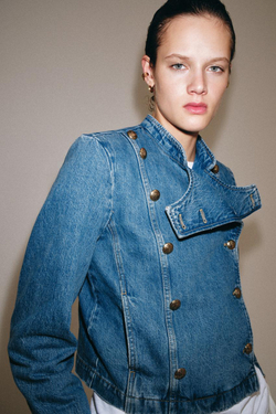 ZARA ДЖИНСОВАЯ КУРТКА С ПОДПЛЕЧНИКАМИ — ZW COLLECTION, ЛИНЯЛЫЙ СИНИЙ
