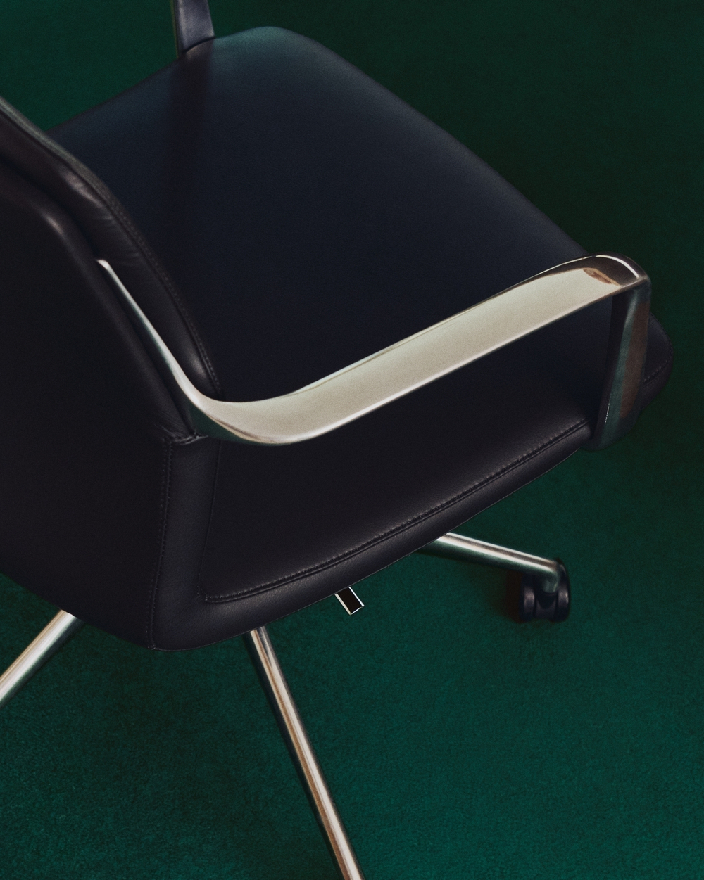 Офисный стул Nerlan из черной экокожи с алюминиевой рамой