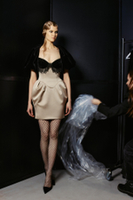 Платье мини из бархата и сатина с объемными рукавами