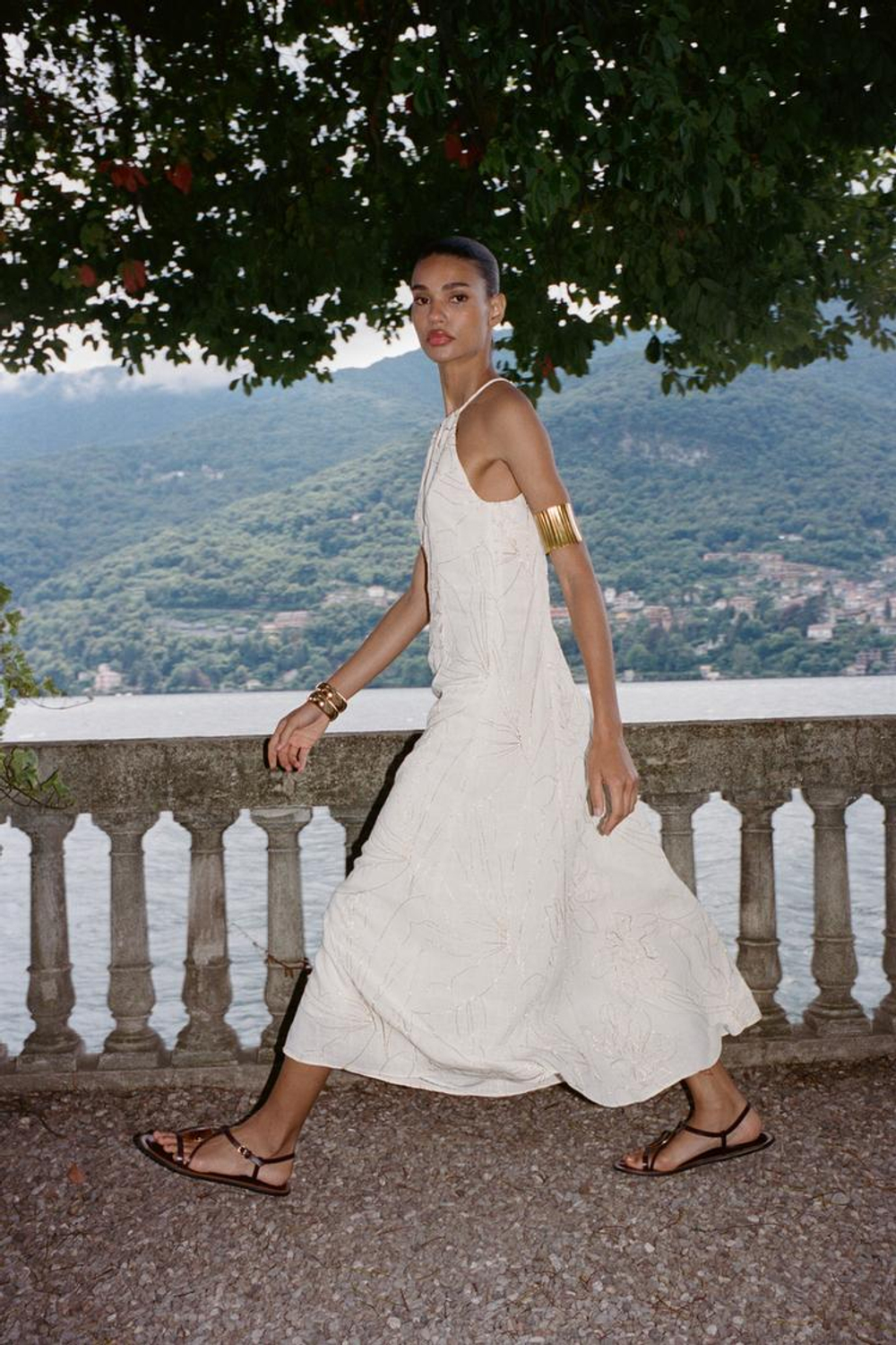 ZARA ПЛАТЬЕ-ХАЛТЕР С ВЫШИВКОЙ В ВИДЕ ЦВЕТОВ, ЗОЛОТИСТЫЙ