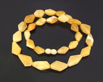 Бусы ромбы камнерезные из королевского янтаря (7503)