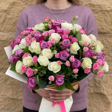 Букет из роз и кустовых роз