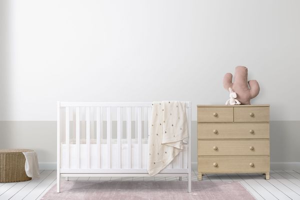 Советы по выбору недорогого комода для детской комнаты.