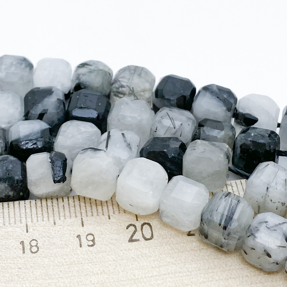 Кварц с шерлом, размер около 8,2-8,4 мм, цена за 11 шт (1/4 нити)