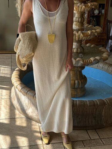 Двухслойное белое вязаное платье-макси