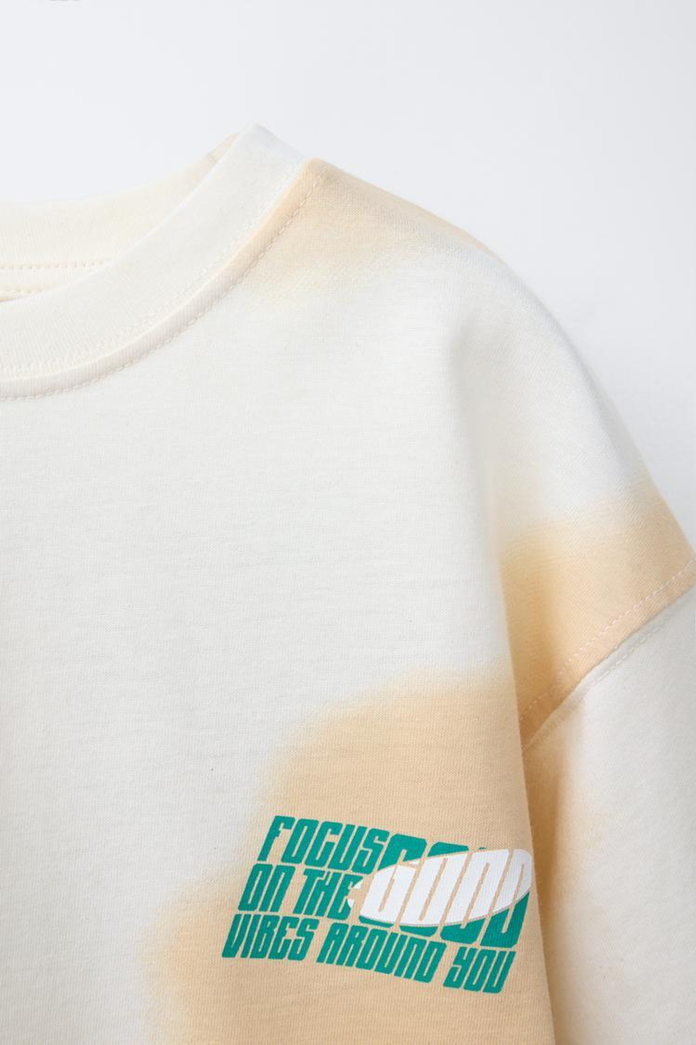 ZARA ФУТБОЛКА С ПРИНТОМ И НАДПИСЬЮ, ЭКРЮ/ЗЕЛЕНЫЙ