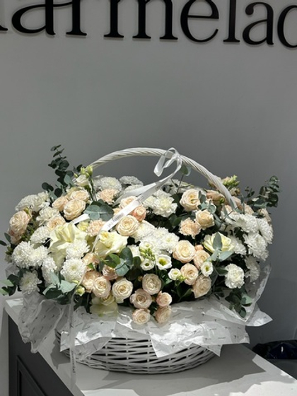 Гранд корзина из кустовых пионовидных роз, хризантемы, эвкалипта и лизиантуса