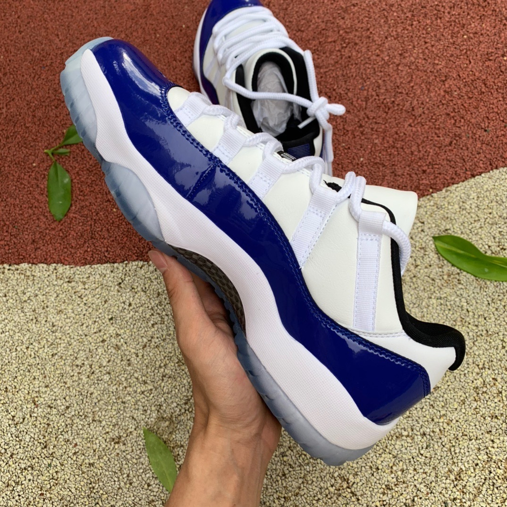 Air Jordan 11 Low WMNS “Concord”