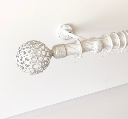 Карниз кованый витой для штор Ост Шар ажурный d 25 однорядный, цвет белое золото