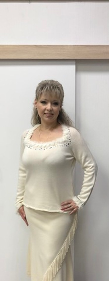 Белый тонкий джемпер с вырезом каре