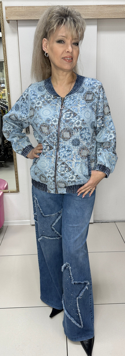 Джинсовый жакет-бомбер с блестящей отделкой