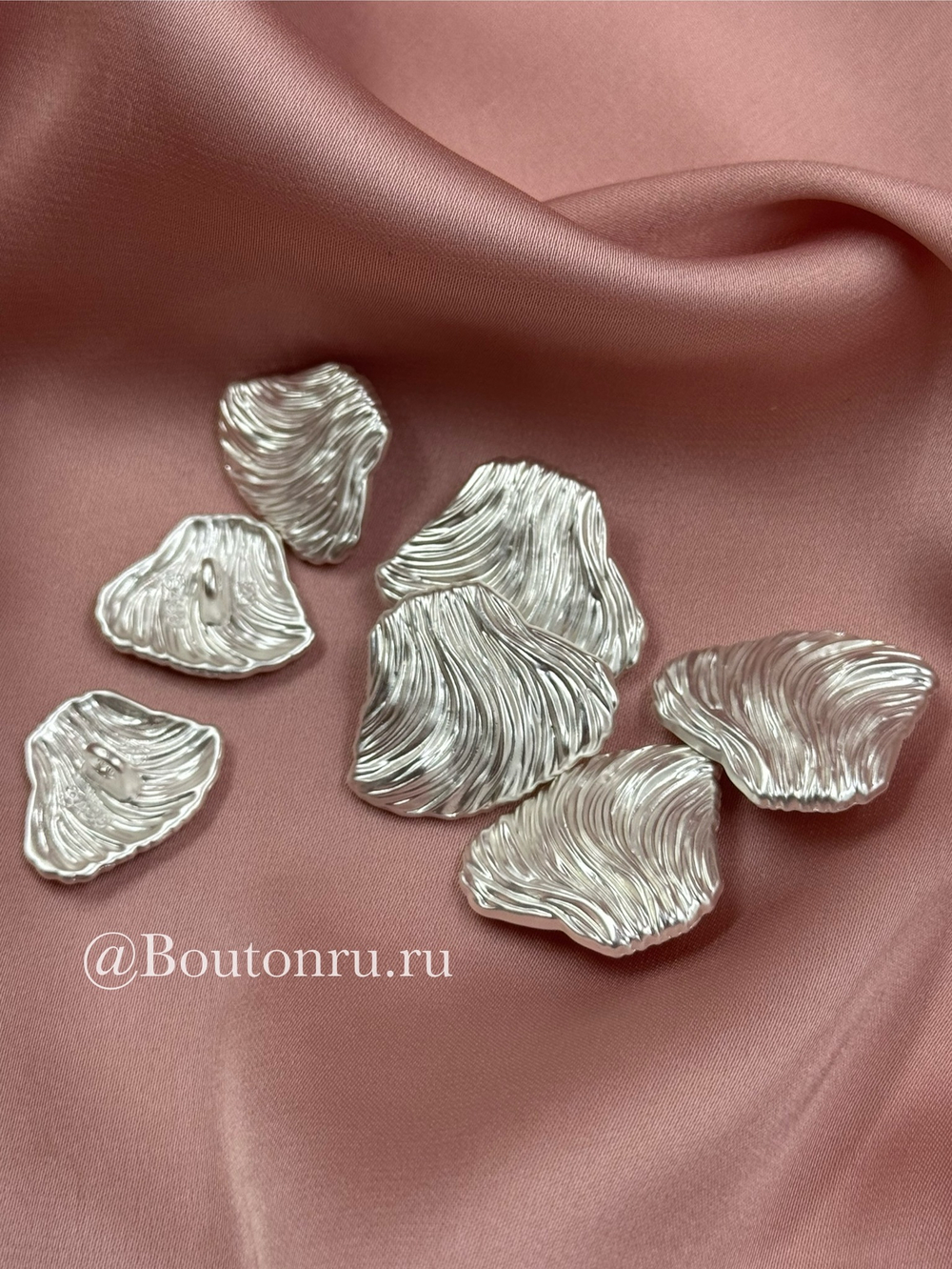 Пуговицы неровной формы рельефные в матовом светлом серебре