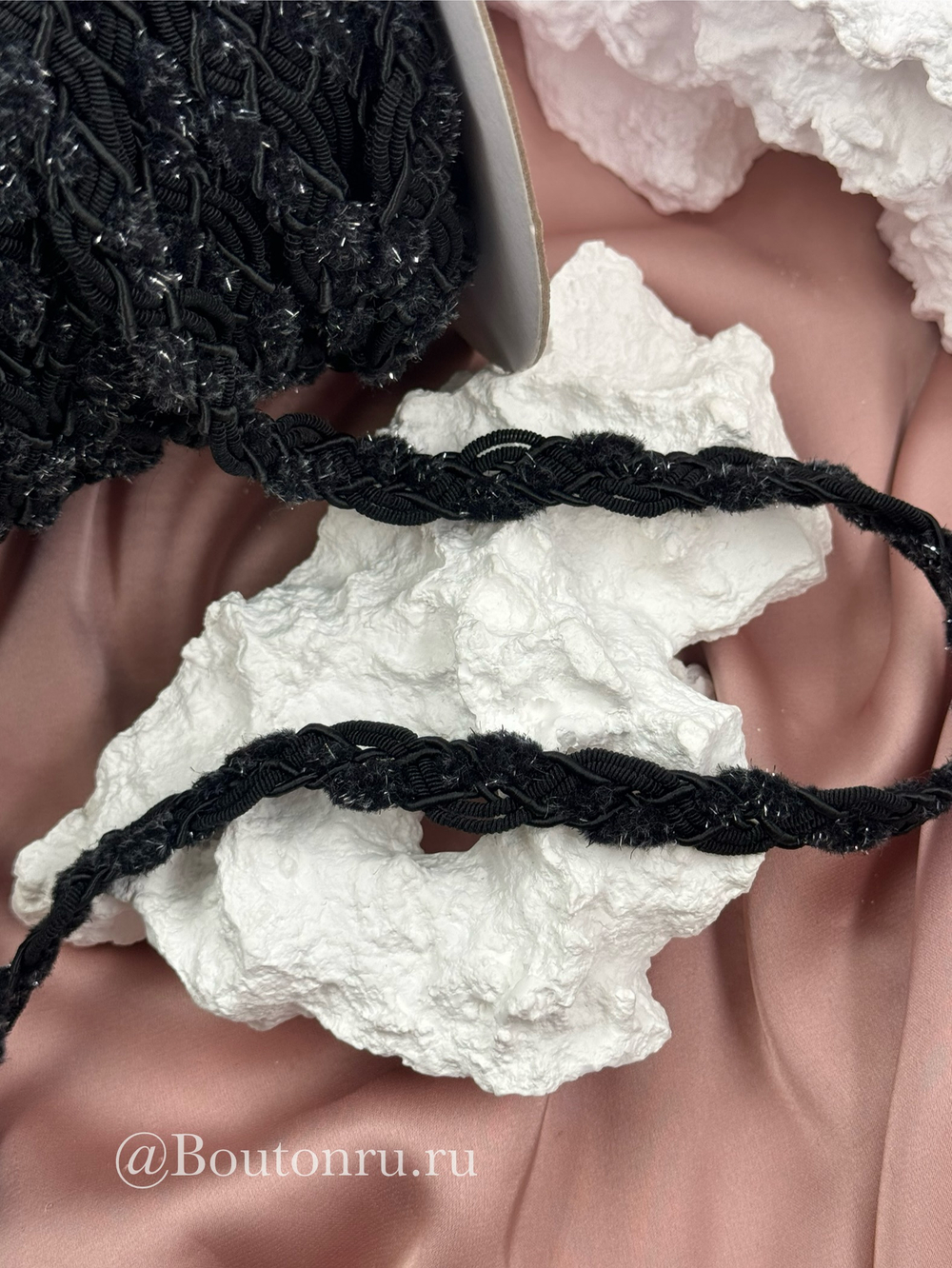 Тесьма плетеная черная с пушистыми вставками