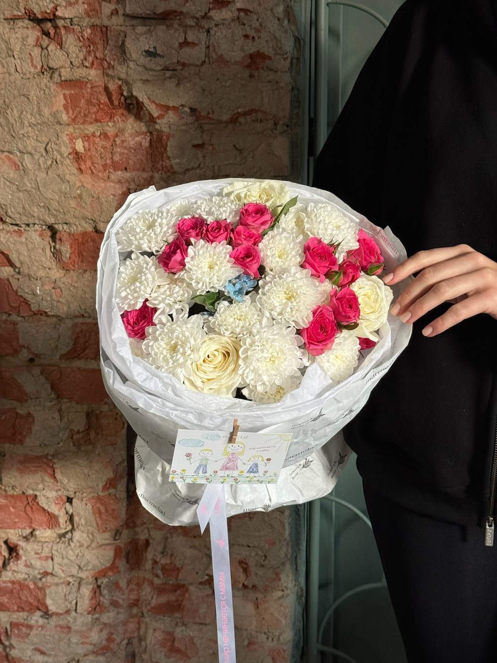 Букет из кустовой пионовидной розы, одноголовых роз, оксипеталума и хризантемы