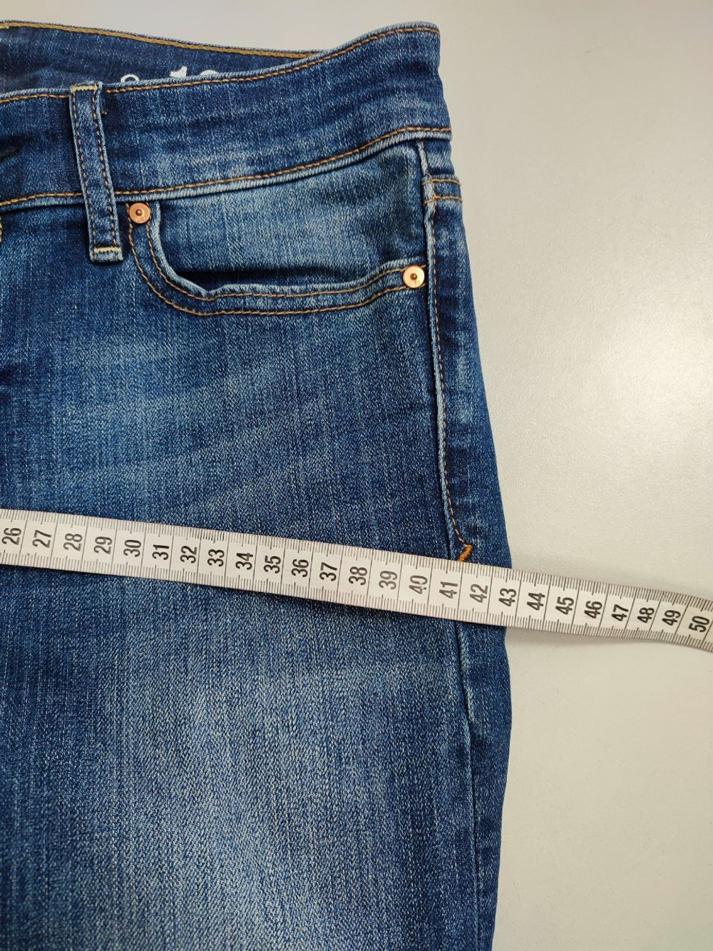 Джинсы с потертостями 42 размер