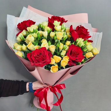 Букет из кустовых и одноголовых роз