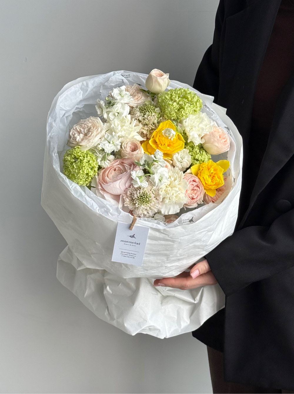 Сборный букет весна из кустовых пионовидных роз, нарциссов, ранункулюсов, вибурнума и скабиозы