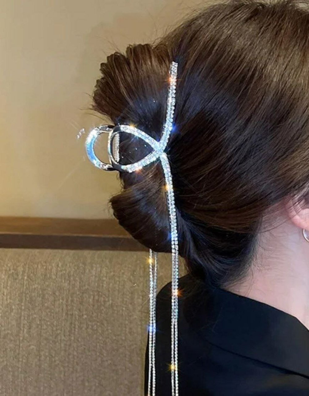 Блестящий краб-зажим для волос. Петля усиленная с двумя полосками из страз и подвесками. Цвет серебро.