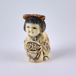 Нэцкэ Гейша с мешком риса