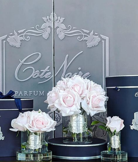 Букет из 5 розовых роз в прозрачной вазе, Cote Noire