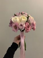 Свадебный букет из лизиантуса, одноголовых роз и эвкалипта