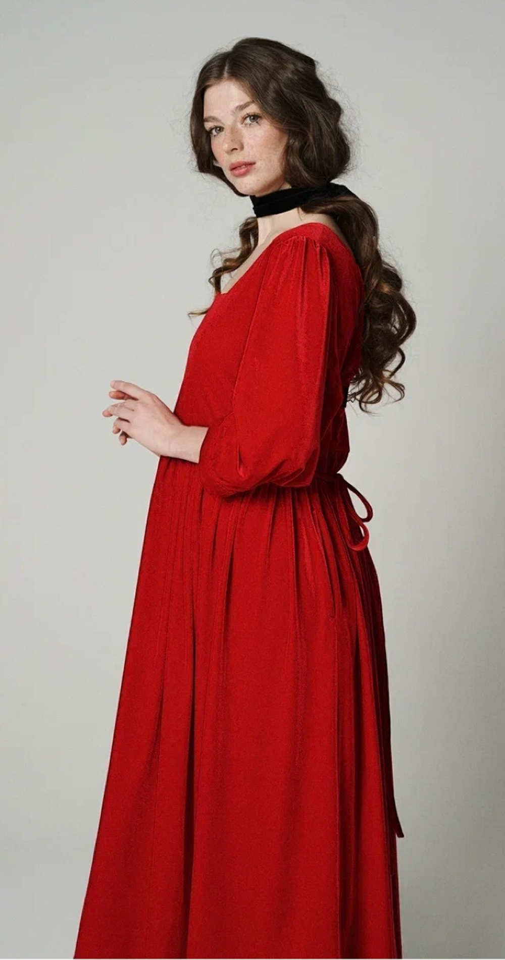 Платье с квадратным вырезом и рукавами-фонариками из бархата "Заветное желание"