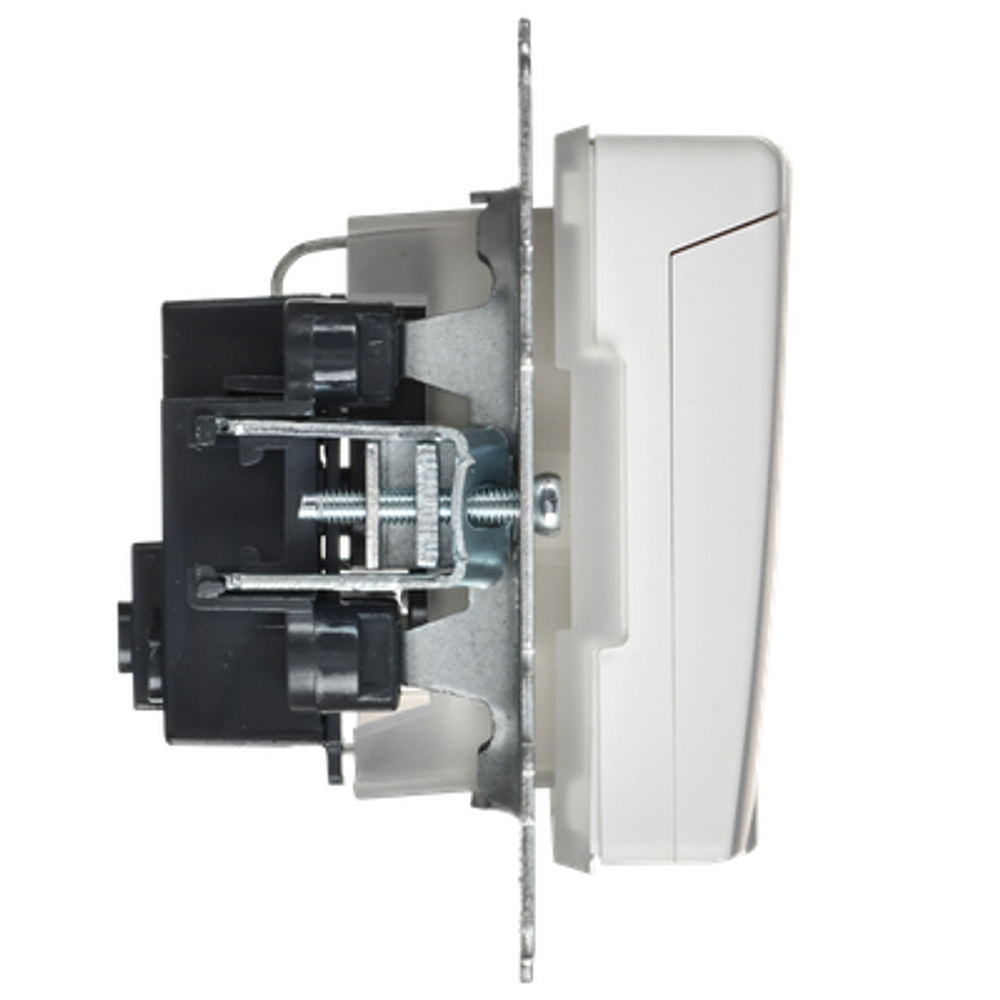 BRITE Розетка 1-местная с заземлением с защитными шторками и крышкой 16А IP44 РСбш10-3-44-БрАБ арктический белый IEK