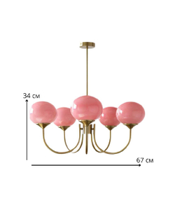 Элегантная люстра с глянцевыми розовыми плафонами и изящным золотым каркасом.
