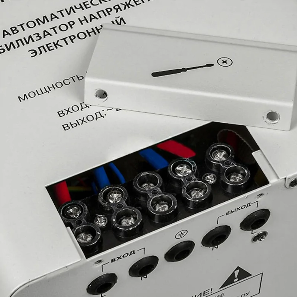 Ресанта LUX АСН-12000Н/1-Ц однофазный стабилизатор напряжения 63/6/22