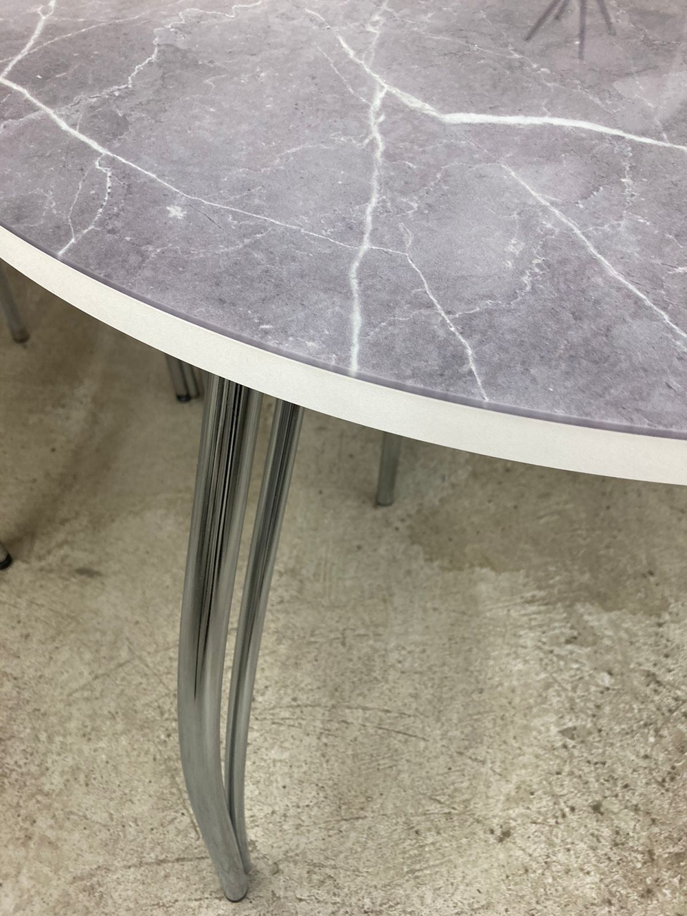 Стол неразд стеклянный Круг подстолье чайка хром Мрамор серый фп