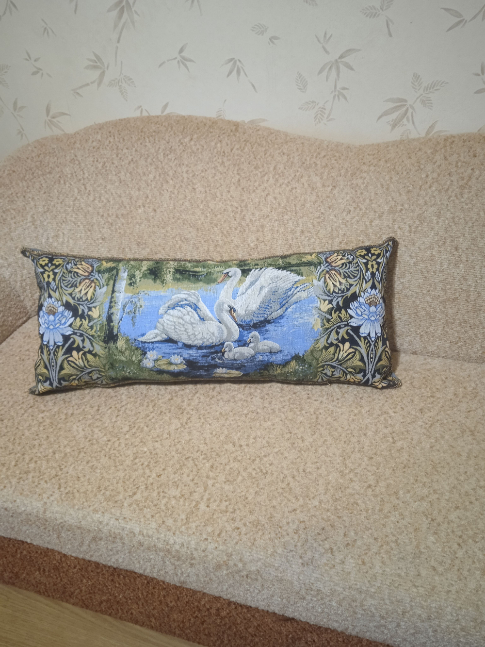 Декоративный гобеленовый чехол Семья лебедей 34х77