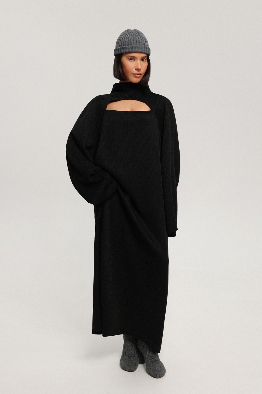 Платье с вырезом на груди макси