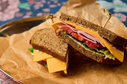 СЭНДВИЧ С ВЕТЧИНОЙ И СЫРОМ (230г)