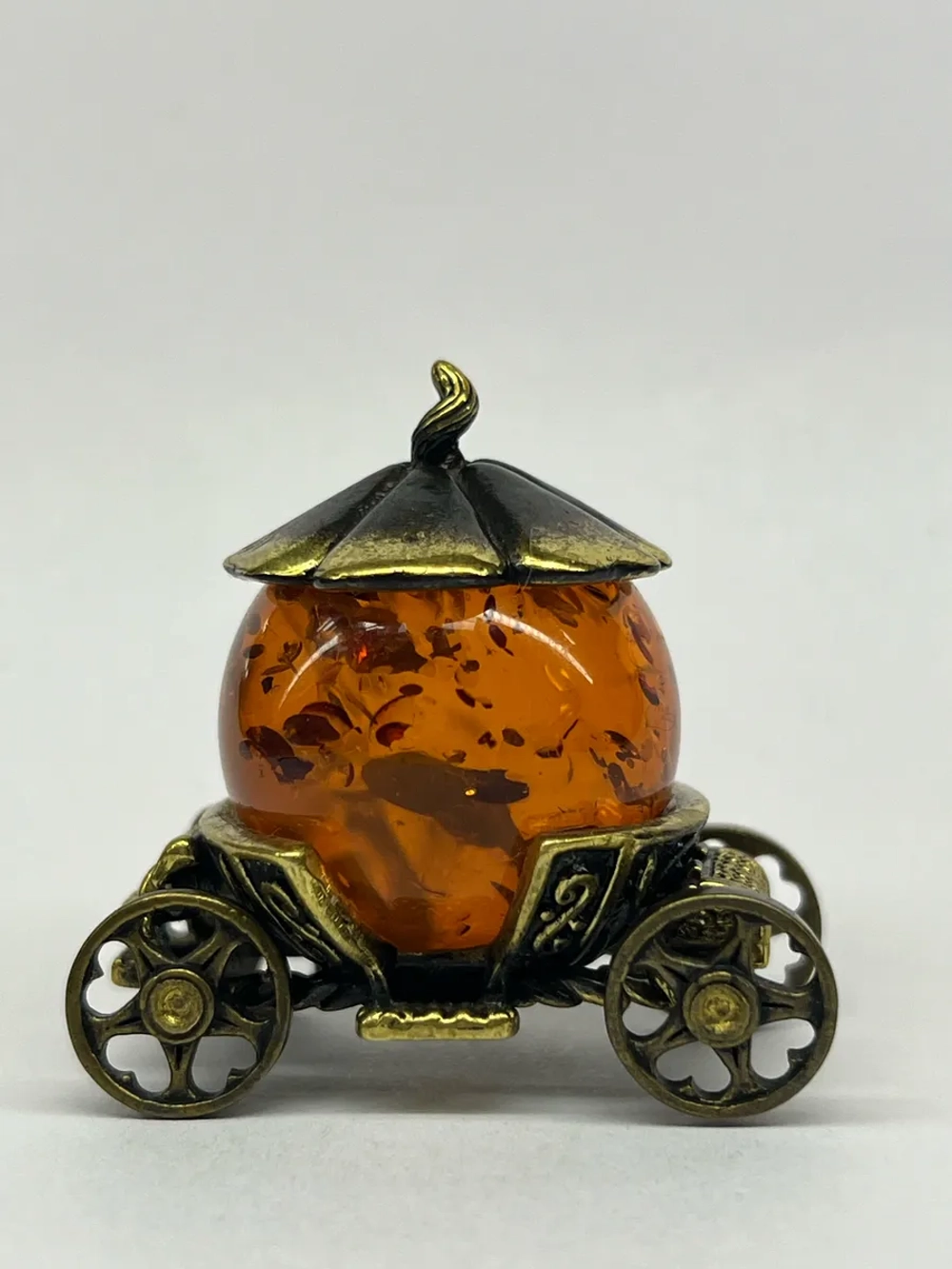 Бронзовая статуэтка на янтаре