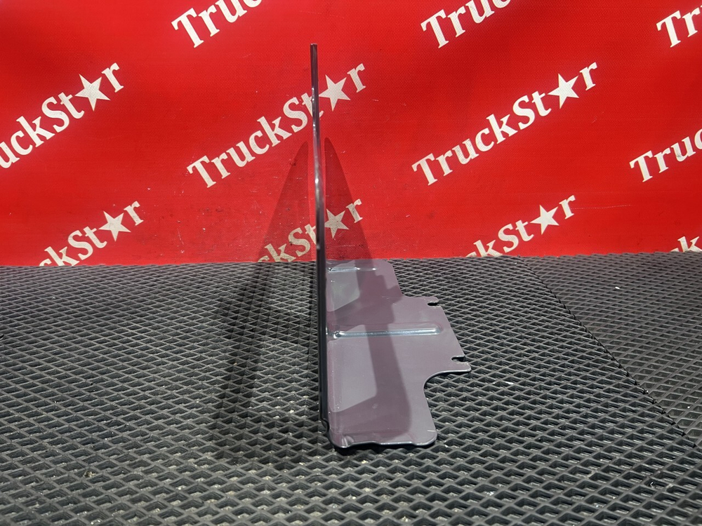 Кронштейн брызговика левого 2021г