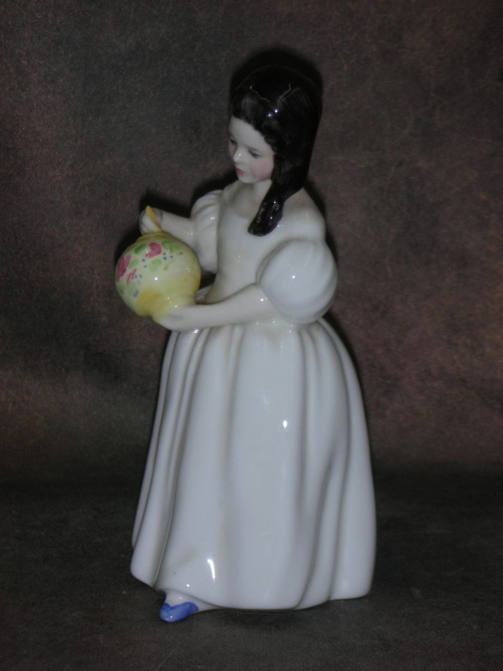 Статуэтка. Фарфор. Дама Мэнди. Royal Doulton. Англия