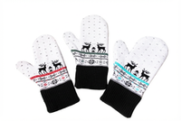 Белые вязаные варежки "Северные олени"