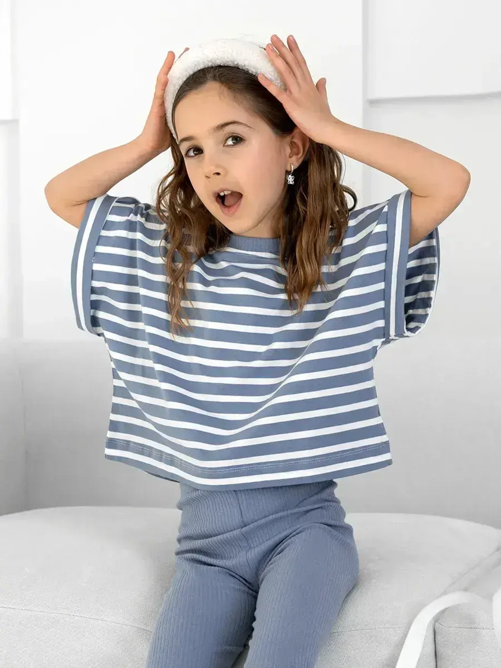 Голубой костюм для девочки на весну