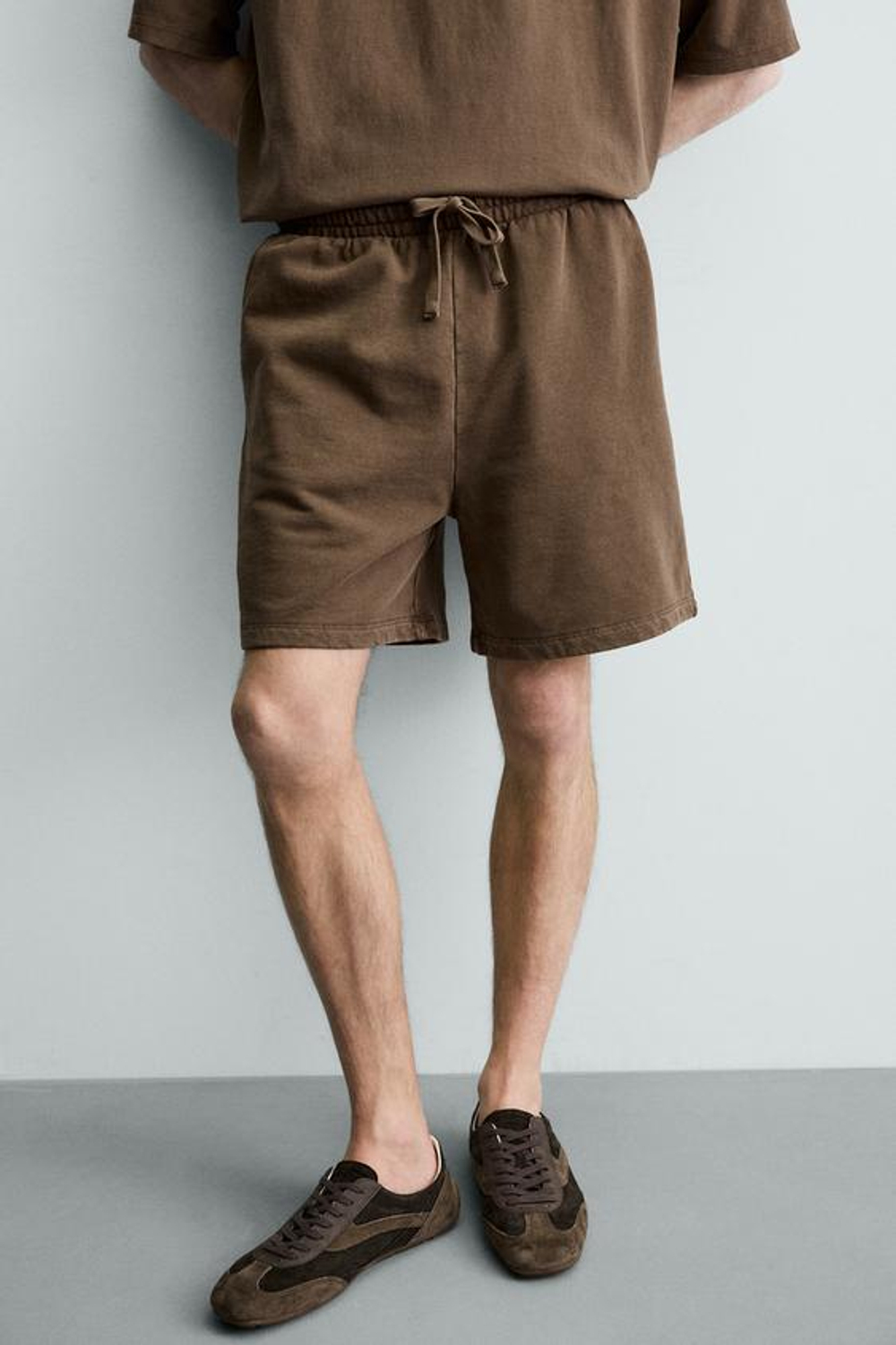 ZARA БАЗОВЫЕ ШОРТЫ-ДЖОГГЕРЫ С ЭФФЕКТОМ ПОТЕРТОСТИ, КОРИЧНЕВЫЙ